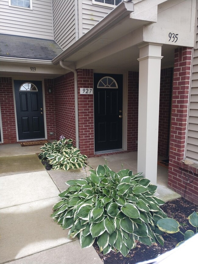 Upper Condo in Woodside Meadows - Upper Condo in Woodside Meadows