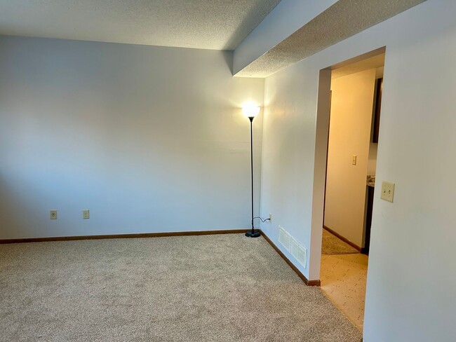 Photo - 3 Bed 1 Bath New carpet and paint!