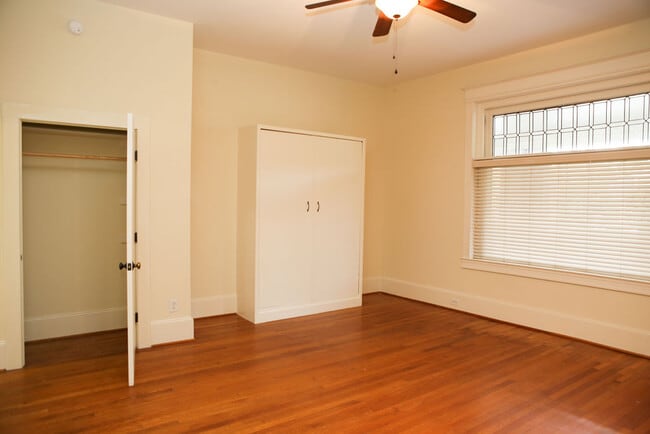 Building Photo - 817 N Elm St Unit A