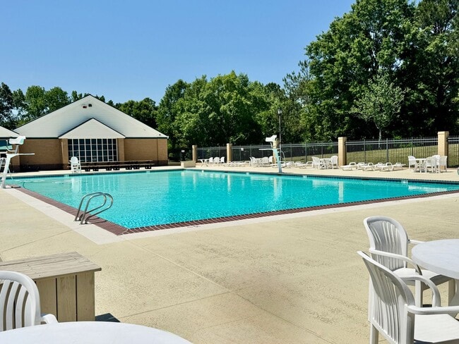 Photo - READY NOW!! 3-Bedroom Townhome w/Attached Garage! Golf Course Views - Pet Friendly - All Appliances!