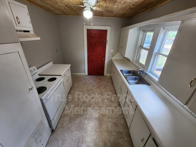 827 E Main St