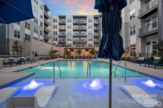 Building Photo - 2020 W Morehead St Unit XM Rental