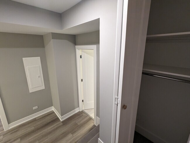 Building Photo - 3935 N Janssen Ave Rental