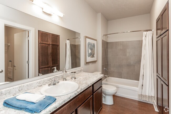 2BR, 2BA - B1/1,085 SF - Bathroom