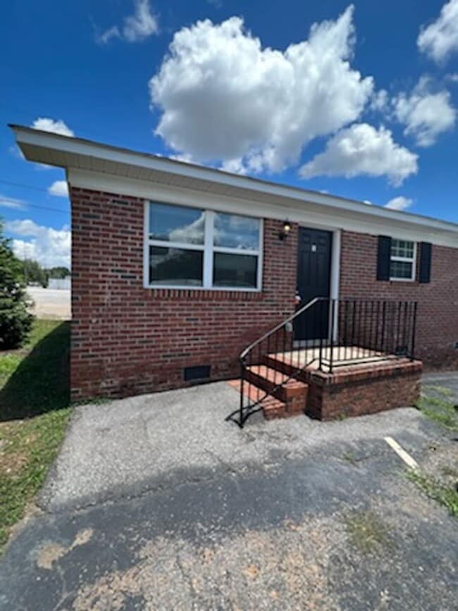Building Photo - 210 N Poinsett Hwy Unit 2