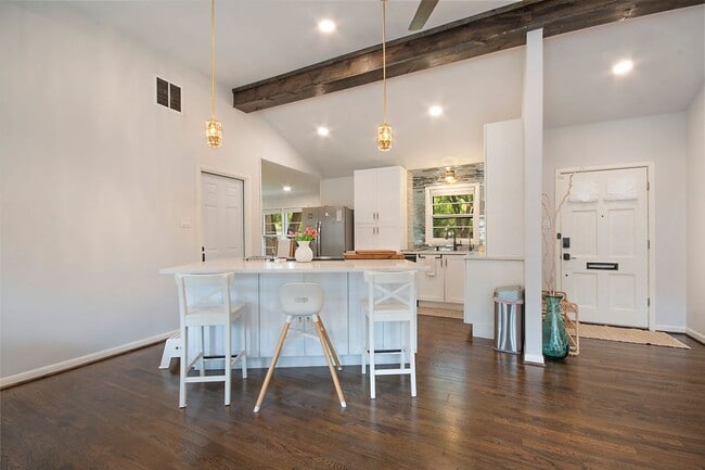 Photo - 1200 Barker St
