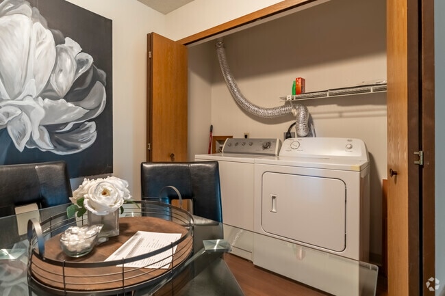 2BR, 2BA - 950SF - Laundry