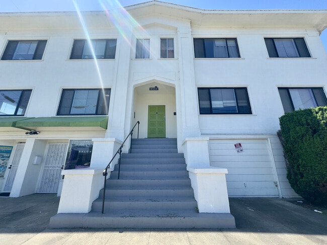 Building Photo - 835 40th St Unit 1