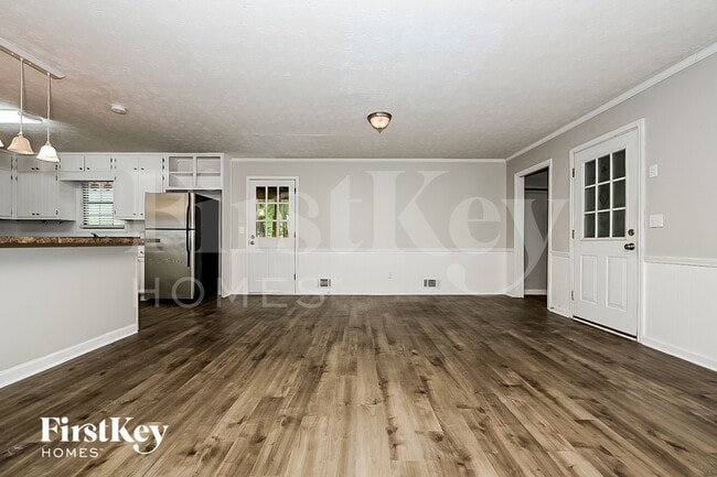 Photo - 466 Birch Ln SE