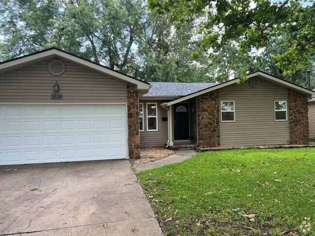 Building Photo - Fully Remodeled Home!