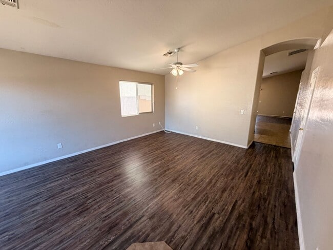 Photo - 3/2 Single story Avondale Home *Custom Paint* & Carpet in Beds Only!