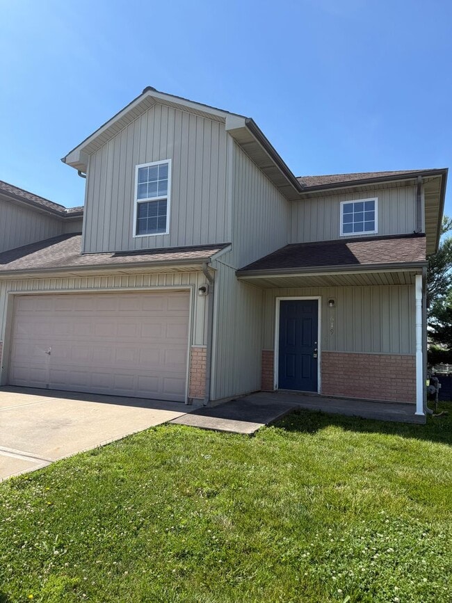 Building Photo - Spacious 3 bedroom, two level duplex in Raymore with new flooring!