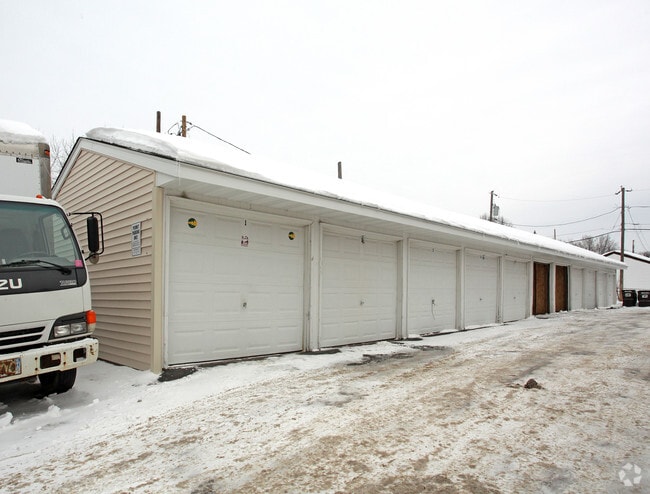 Garages - Hoyt Avenue Apartments