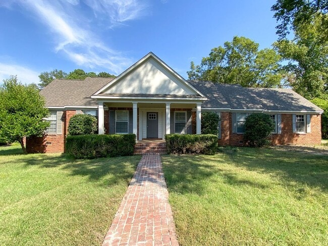 Building Photo - 5 bed 3 bath home recently renovated!