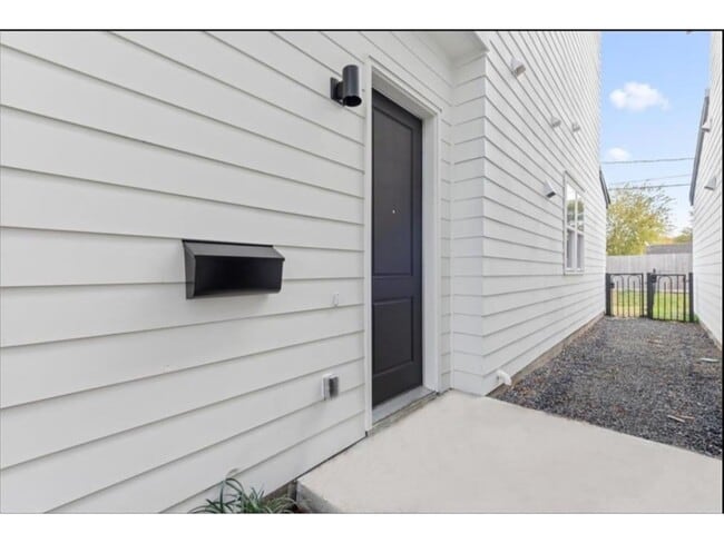 Photo - 3233 Real St