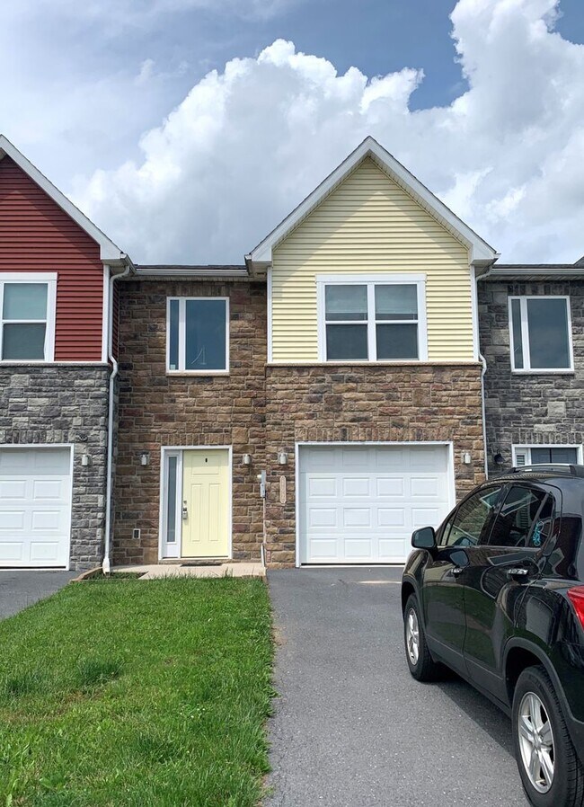 Spacious 3 bed/2.5 bath twostory townhouse Townhome Rental in