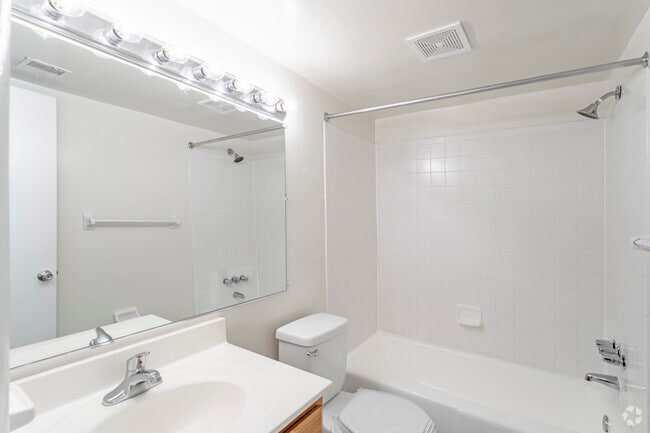1 BR, 1 BA - 700 SF