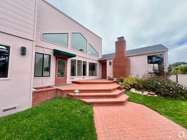 Building Photo - Large 4 bedroom 3 bathroom home in Pacific...