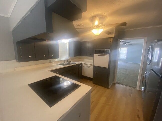 Photo - 322 E Elgin St