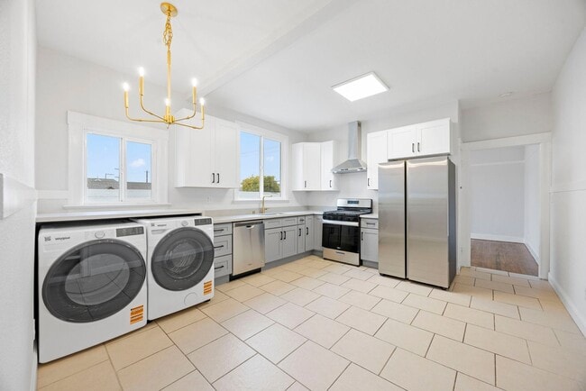 Building Photo - Stunning 2-Bed, 1-Bath Upper Unit 687