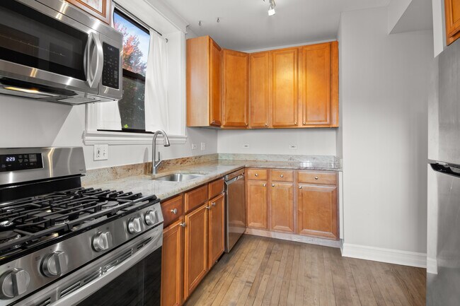 2211 W Winona St Unit 1