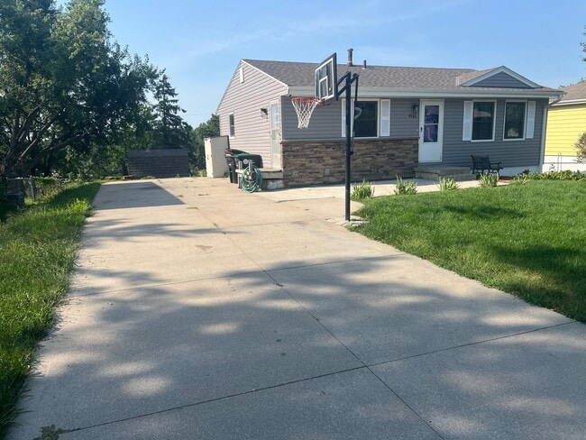 Building Photo - Grand Ave Mansion Rental