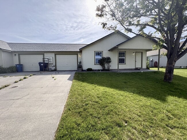 Photo - SCHEDULE A TOUR TO VIEW THIS COZY OPEN FLOORPLAN DUPLEX IN REDMOND!!