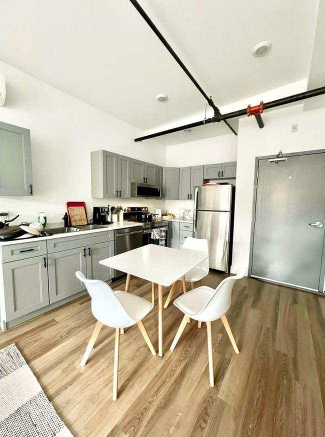 Building Photo - Renovated Studio Apartment Available June 1st Unit 402