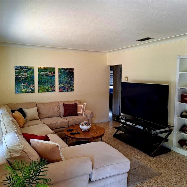 Photo - 2239 Hillview St