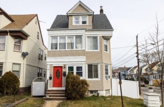 Building Photo - 7 Meeker St Unit 1 Rental