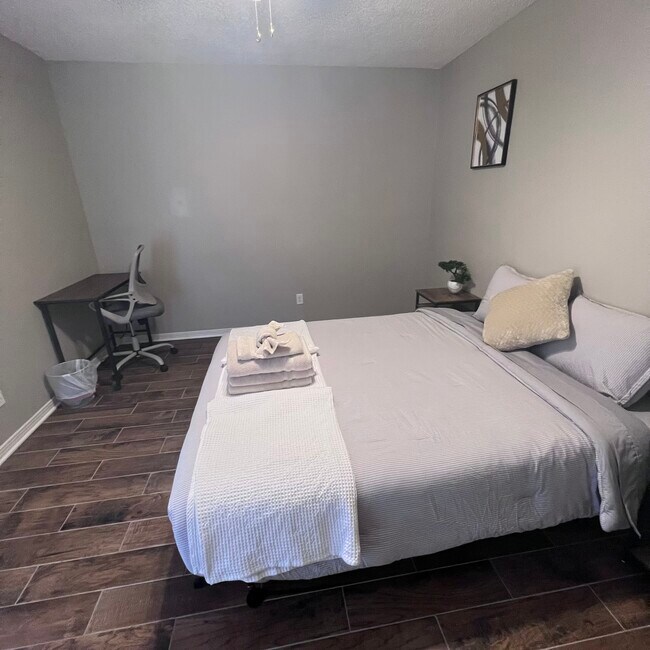Photo - 1060 W Saint Alban Ave