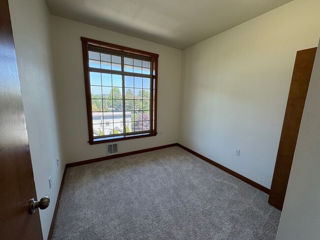 Building Photo - 910 Gladstone St Unit 2