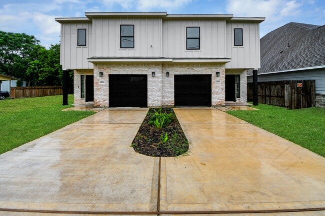 Photo - 8218 Lawler St