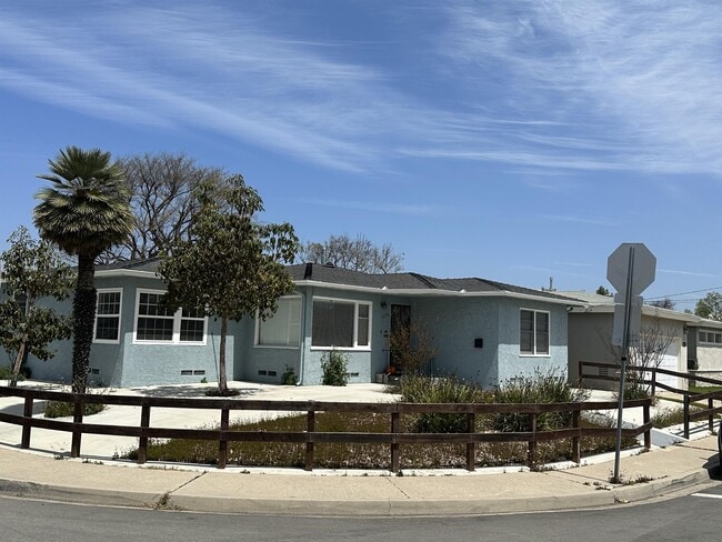 Building Photo - 6350 Mesita Dr