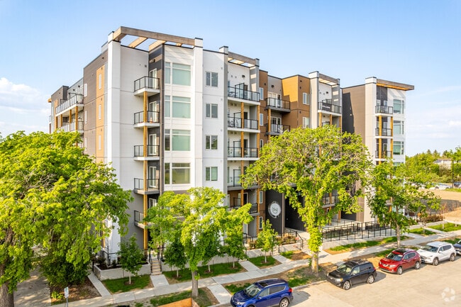 Building Photo - 114 University