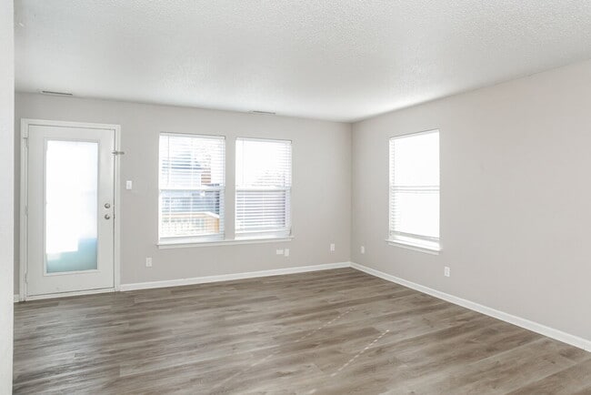 Photo - 4509 Connaught E Dr