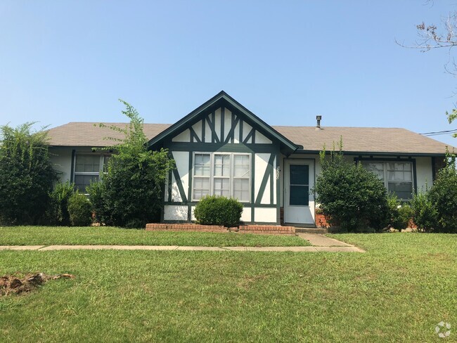 Building Photo - Vaulted Living Room and Fenced Yard Rental