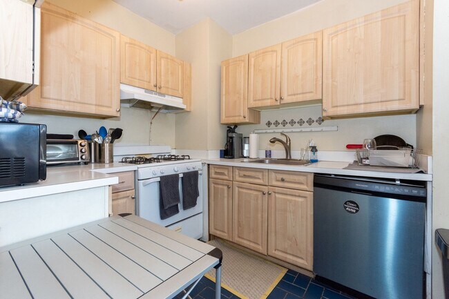 Building Photo - 448 Park Dr