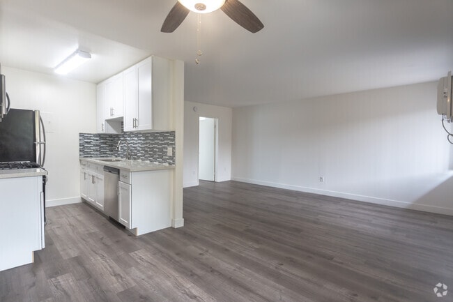 1BR,1BA- 750SF- Dining