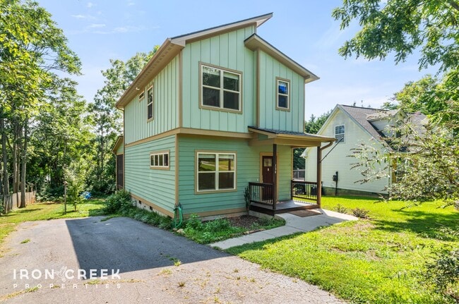 Building Photo - Modern Three-Bedroom Home with Screened Po...