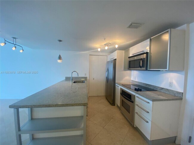 Photo - 185 SW 7th St Unidad 3607