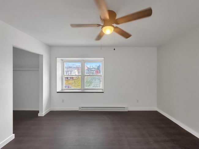 Photo - 877 Donegal Dr W