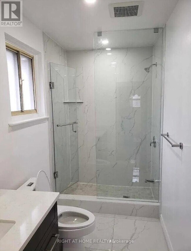 Photo - 1010 Bloor St