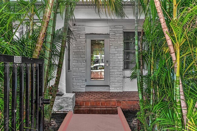 Building Photo - 1000 10th St