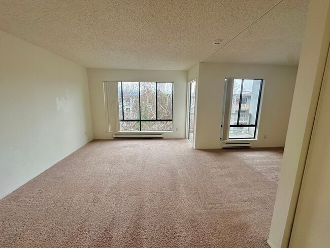 Photo - $500 OFF FIRST MONTH RENT!!! AVAILBLE NOW! TOP FLOOR Condo Available in Watergate Community/Emery... Unidad 405