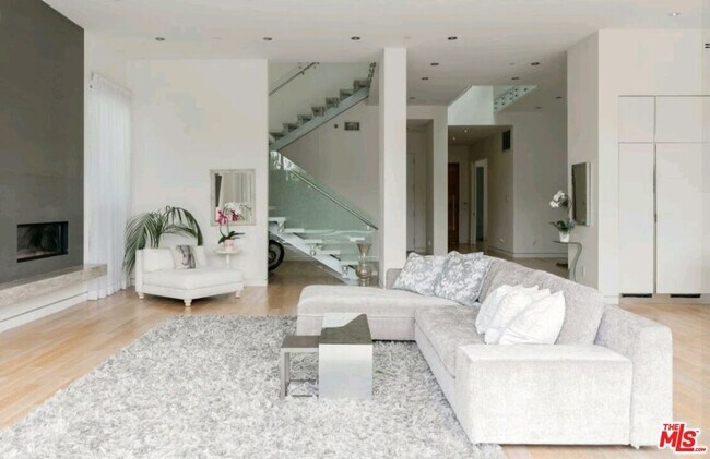 Photo - 6620 W 5th St