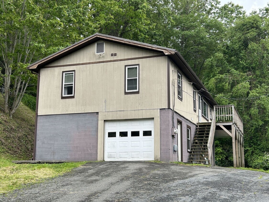 Three-Bedroom Upper Duplex Near Downtown B... - Three-Bedroom Upper Duplex Near Downtown B...