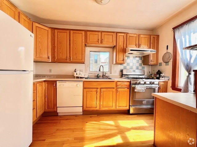 Building Photo - 99 Litchfield St Unit 2 Rental