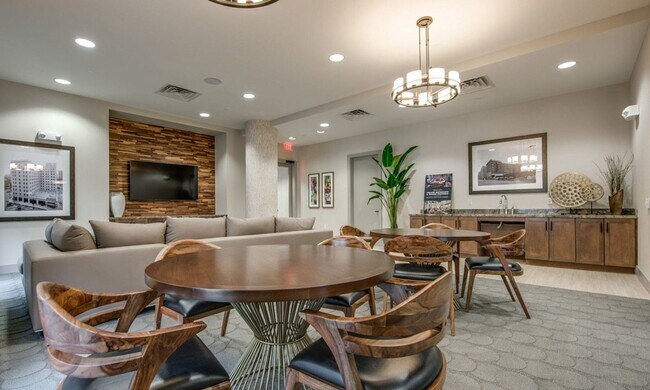 Photo - 500 Crawford St