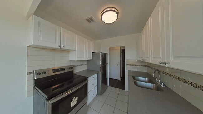 Building Photo - 2-6 The Donway East